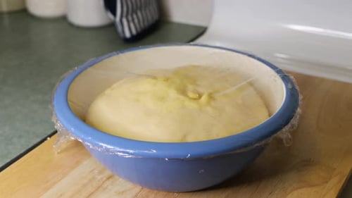 Schüssel mit Teig Rising Timelapse in der Küche