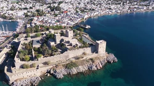 Blick auf das Schloss Halikarnassos und die Yachten in Bodrum, Türkei