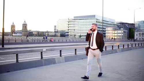 Ein Hipster-Geschäftsmann mit Smartphone in der Stadt, der telefoniert