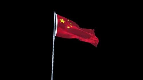 Chinesische Flagge weht realistisch mit Himmel und Alphakanal