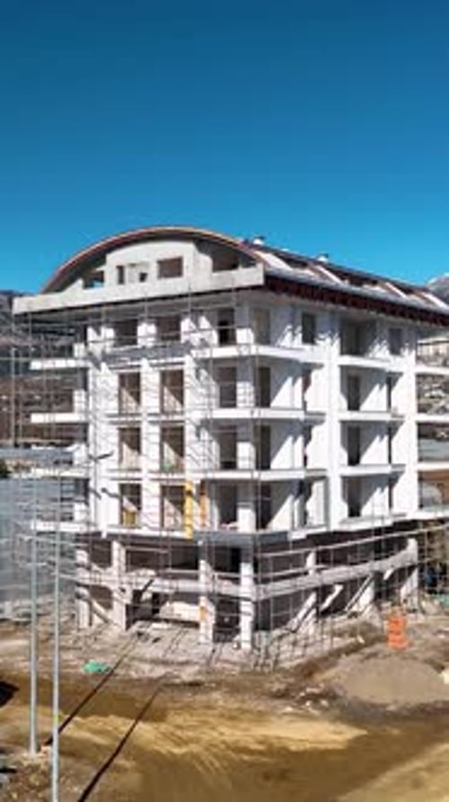 Vídeo vertical, vista aérea, obra de construcción, obra en obra