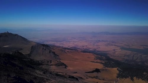 Vue aérienne du pic d'Orizaba avec une vue imprenable sur le grand télescope millimétrique en plein jour.