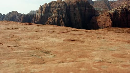 Schöne Luftdrohnenlandschaft, Natur, nach oben kippende Aufnahme atemberaubender roter Felsformationen mit ausgetrocknetem