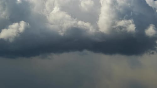Timelapse de nuvens de cumulus tempestuosas se formando antes da tempestade no céu escuro se movendo e mudando