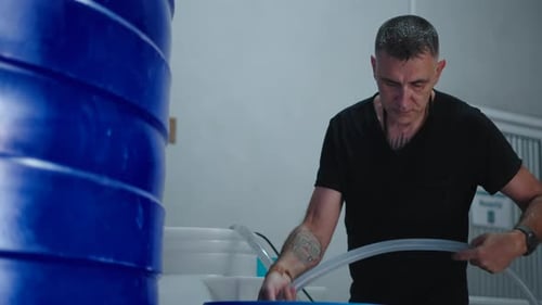 Der Techniker konzentrierte sich auf die Vorbereitung flexibler Rohre für Wasserpumpen in industriellen Umgebungen