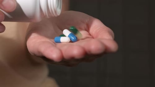 Verser des pilules contre l'empoisonnement