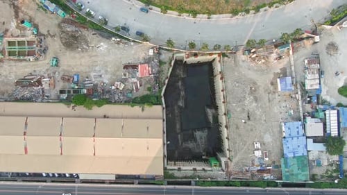 Vista de arriba hacia abajo de un enorme agujero profundo en el suelo en el área de construcción
