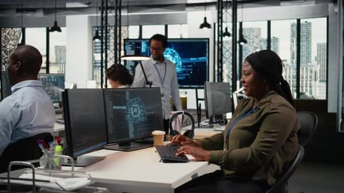 Softwareentwickler, die im Büro Brainstorming mit KI-spezialisierter Hardware durchführen