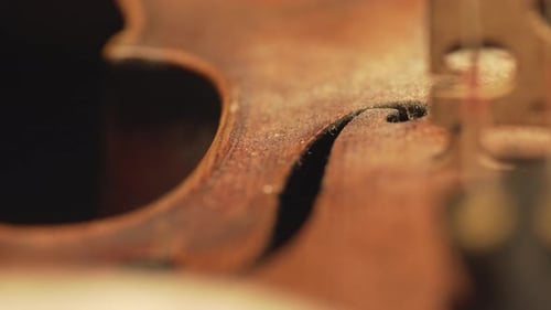 Nahaufnahme alter Geige, dramatisch Lichtwechsel über dem Instrument, Musikvideo der klassisch Symphonie