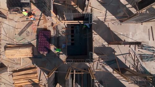 Das Bauteam aus der Luft baut ein neues Projektpersonal vor Ort auf