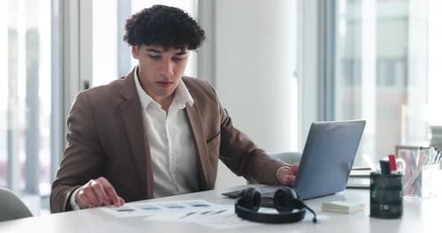 Negócios, documentos e homem no laptop para análise financeira, relatório de receita e orçamento da empresa