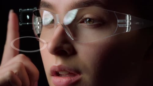 Anteojos inteligentes con mapa de rutas que localizan a una persona en la ciudad y muestran información de cerca.
Mujer