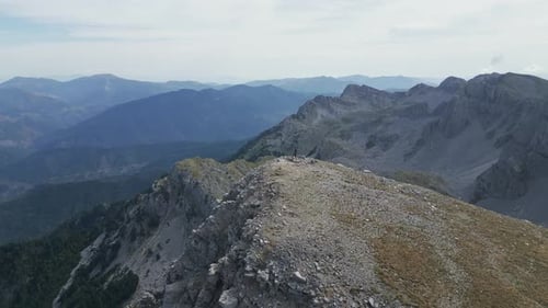Panorama aéreo de excursionistas en la cima de la montaña