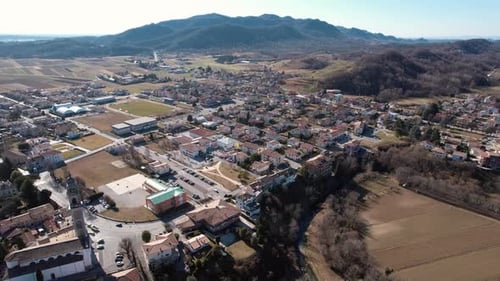 Vue aérienne d'Onigo vers l'avant. Petit village au milieu des collines. Nord de l'Italie. En temps réel
