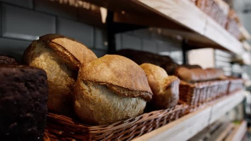 Pain fraîchement sorti du four disposé dans des paniers sur le comptoir de la boulangerie