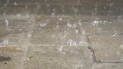 Regen auf den Straßen der Stadt