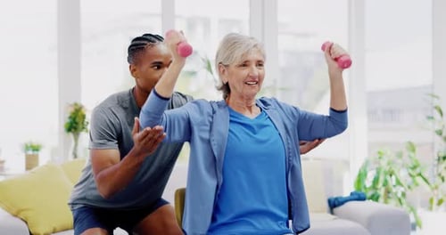 Rééducation, force et femme avec un physiothérapeute pour l'exercice, la musculation et le soutien