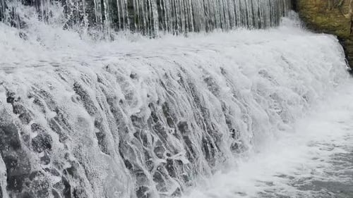 Fließender Wasserfall in Nahaufnahme