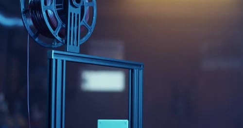 3D-Drucker mit Filamentspule zur Herstellung von Kunststoffdetails in einer dunklen Garage