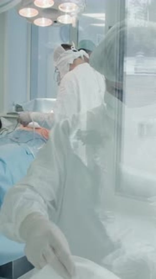 Krankenschwester richtet Instrumente für die Bypass-Operation ein
