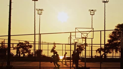 Leute spielen Basketball auf Draht-Mesh-Außenplatz 1