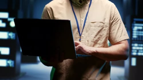 IT-Entwickler, der Serverfarm überprüft