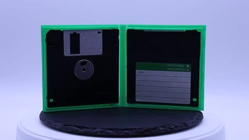 Diskette mit 1,4 Megabyte isoliert auf weißem Hintergrund. Vintage-Speicher für Computer.