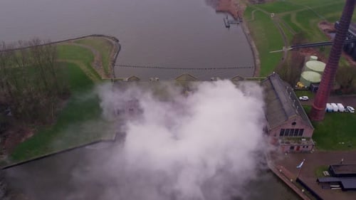 Vista aérea da estação de bombeamento Moody com vapor, Holanda.