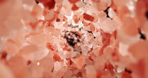 La
sal rosa del Himalaya cae en una Cámara lenta. La sal rosa del Himalaya es hasta veinte veces más