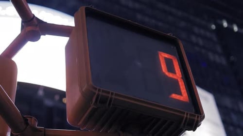 Sinais de pedestres contra o pano de fundo da cidade