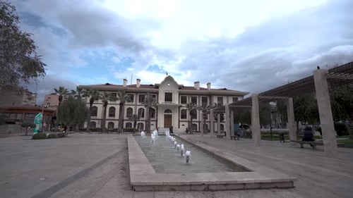 Das Büro des Gouverneurs auf dem Stadtplatz von Manisa 4K