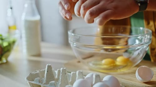 Koch, Hände, Eier zerbrechen, Omelett zubereiten, stehend, Küche, Nahaufnahme