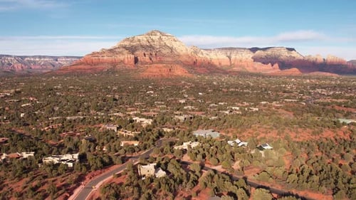 Sedona, Arizona USA, Luftaufnahme mit Dolly-Zoom-Effekt, Häuser und Landschaft
