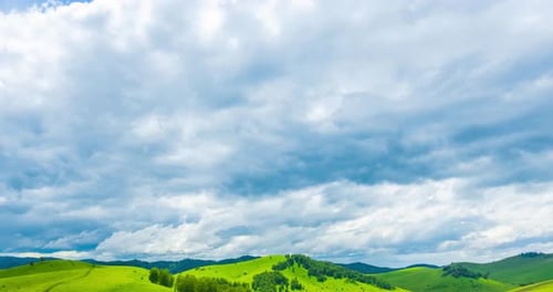 Bergwiesen-Zeitraffer im Sommer oder Herbst Wilde Natur und ländliches Feld Schnelle Wolken