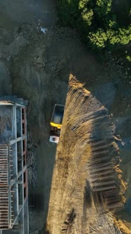 Vertical Video Machine Transports Soil to the Construction Site