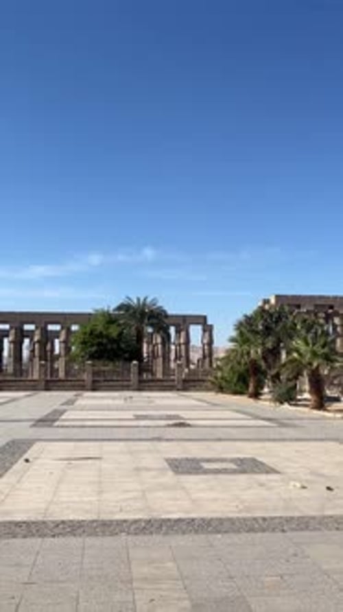 Vue d'anciens temples, plan en arc de cercle, plan en contre-plongée