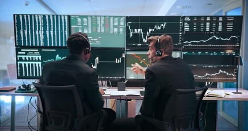 Männer, Grafiken und Computerbildschirm für den Handel, Beratung und Headset mit Statistiken
