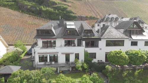 Joli couple sur le balcon d'un bâtiment allemand typique avec toit en ardoise et vignobles de Riesling beh