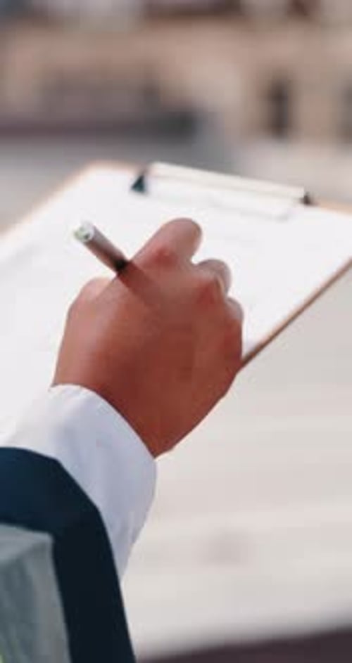 Mains, ingénieur et écriture en ville avec bloc-notes, inspection et contrôle qualité pour la construction