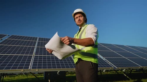 Der Ingenieur überprüft die Installationspläne für Solarmodule