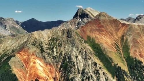 Zumbido aéreo, zoom cinematográfico, cerca de la cuenca del lago de hielo, caminata por el sendero Silverton, Ouray, Red Mountain Pass, Colora