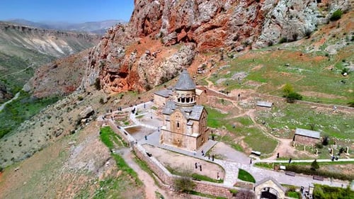 Vue aérienne du monastère de Noravank et des falaises de roches rouges, Arménie.