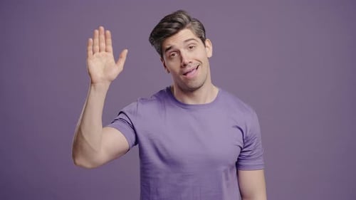 Reifer gutaussehender Mann winkt mutig mit der Hand Tschüss Chao Auf Wiedersehen Adios