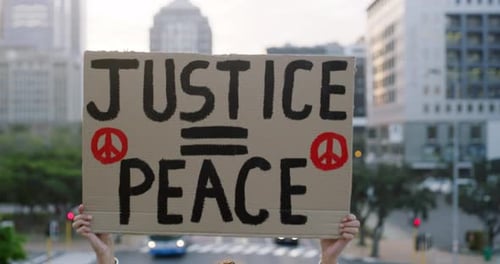 Fotografía de una mujer irreconocible que protestaba en las afueras de la ciudad