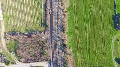 4K-Luftdrohnenaufnahmen leerer Bahngleise, aufgenommen von oben mit flüssiger Kinobewegung