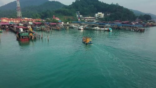 Luftaufnahme der Fischerdorfhäuser auf der Insel Pangkor, Malaysia