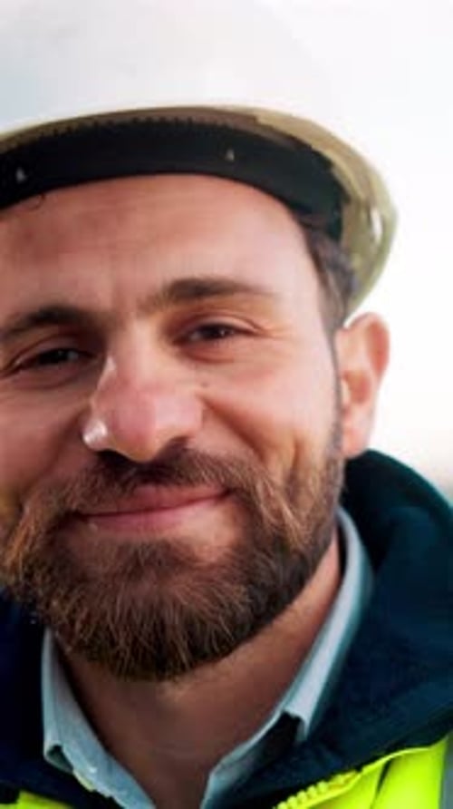 Gesicht, Mann und Ingenieur mit einem Lächeln für Bau, Inspektion und Gebäudeentwicklung