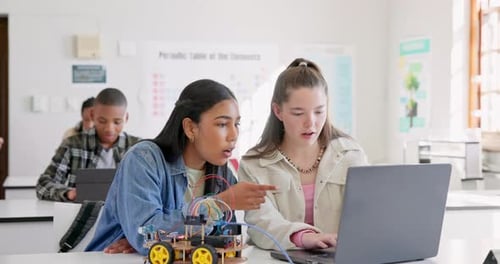 Robotik, Bildung und Kinder mit Laptop in der Schule lernen Programmieren, Roboter oder Autospielzeug