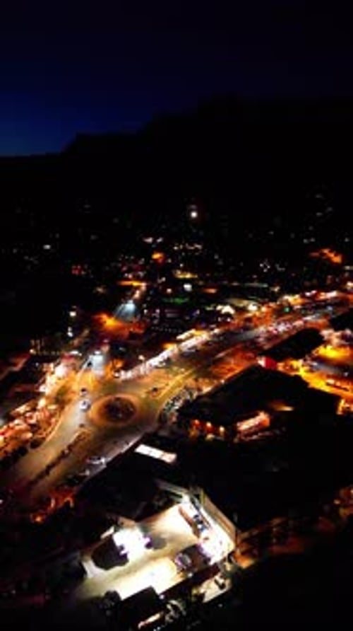 Vue aérienne nocturne de l'intersection et du rond-point de la ville de Sedona