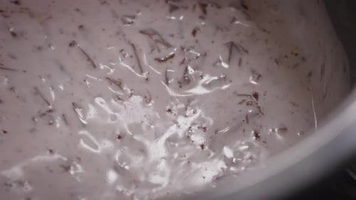 Nahaufnahme Schokoladenkuchenteig einrühren, Kuchen backen - Steady Shot